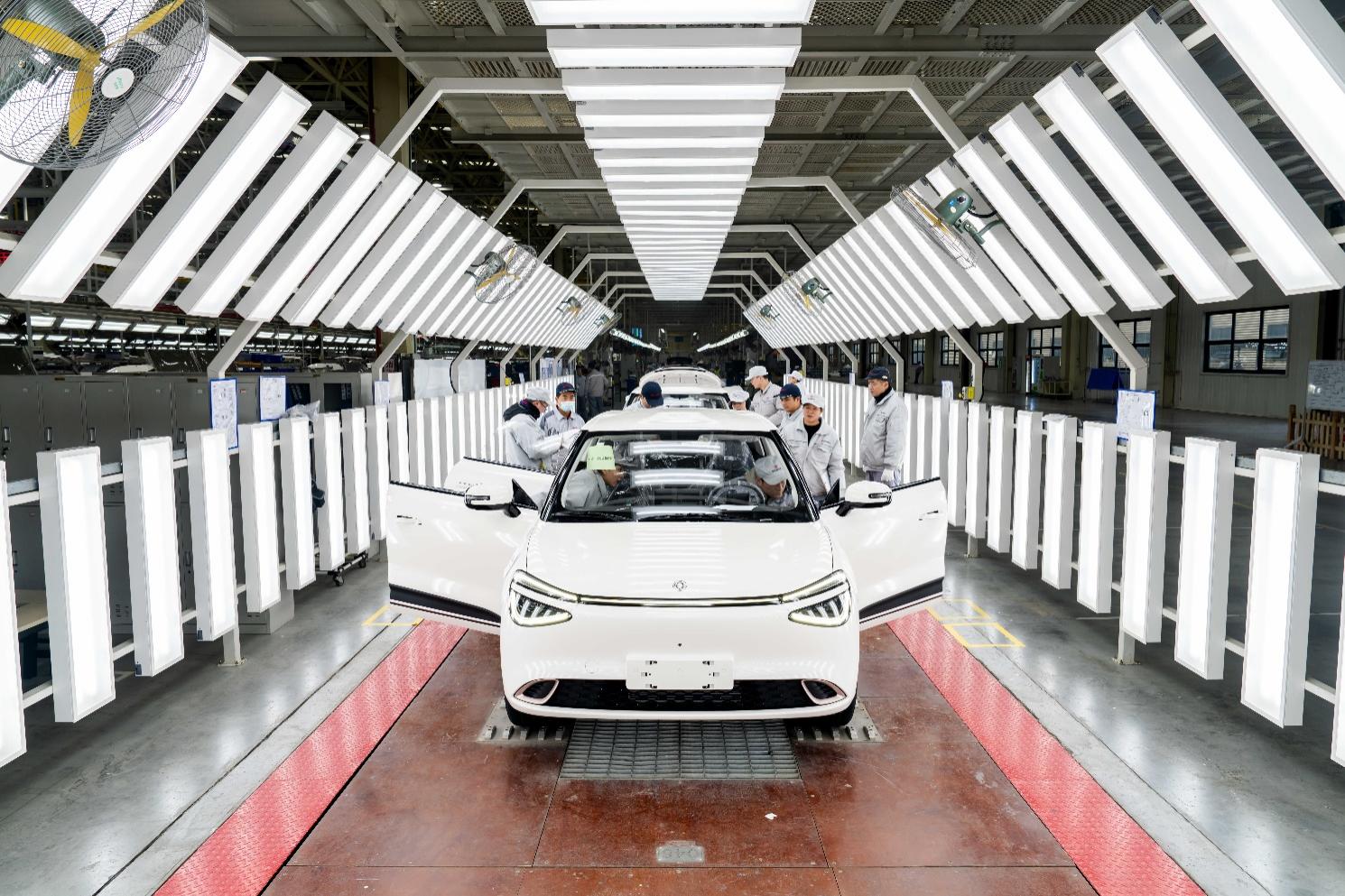 东风纳米01量产下线 东风乘用车制造总部襄阳工厂正式投产