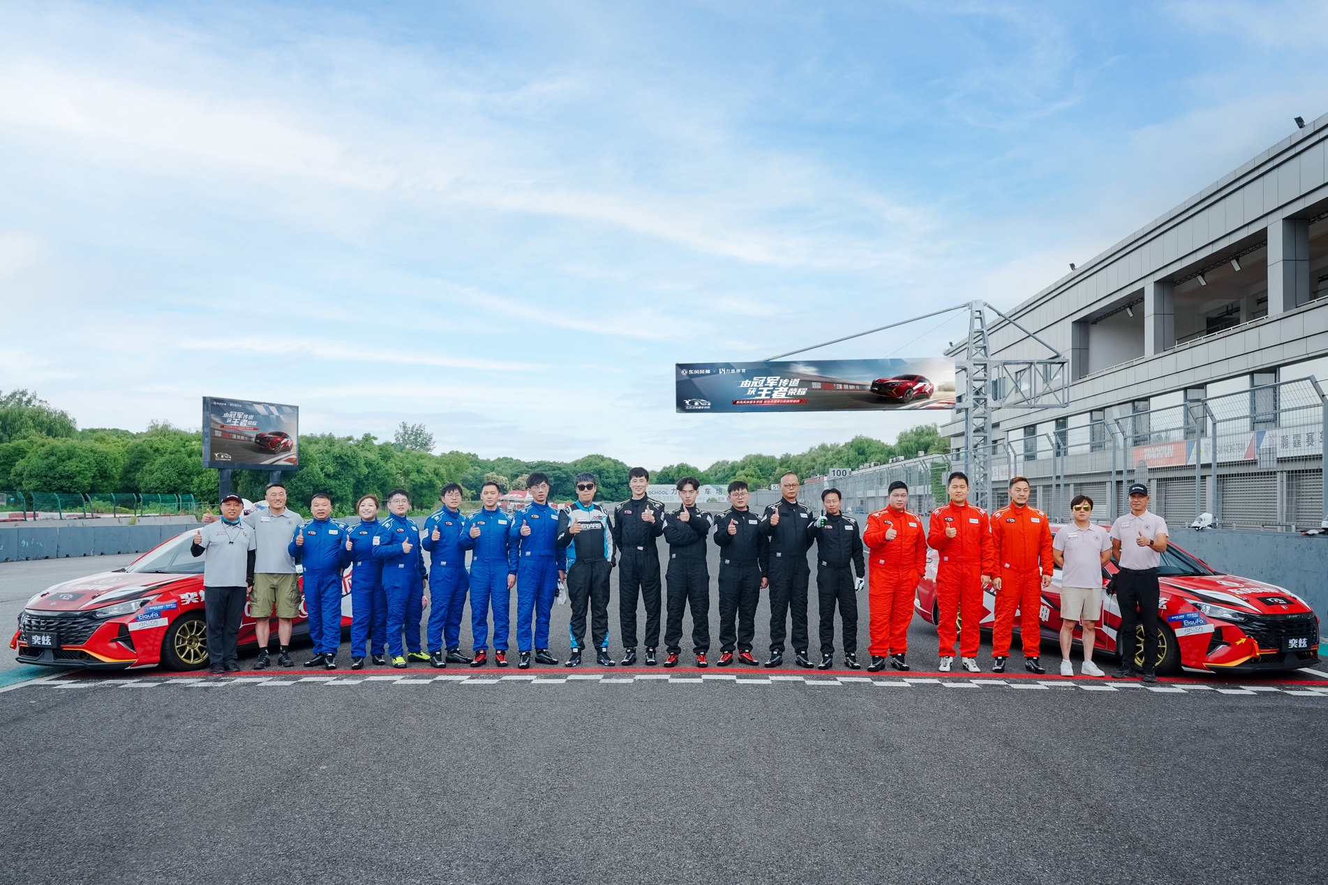  Yixuan leads the passion of the track, and Dongfeng Fengshen Racing Academy students dream of the track