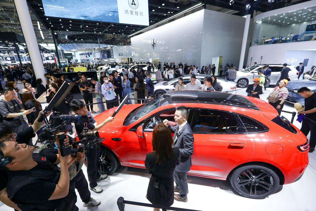 掀起智能驾驶热潮，问界新M5在北京车展大放异彩